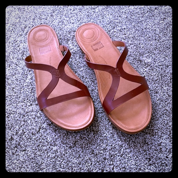 Fitflop Shoes - 🆕FitFlop Strata leather slide sandal -size 9🦋